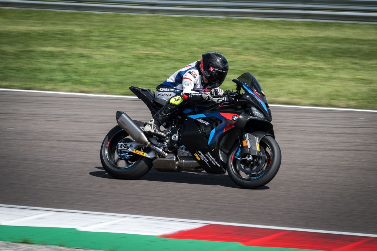 DueruoteTG #238 - Abbiamo guidato in pista la BMW che corre in SBK! 